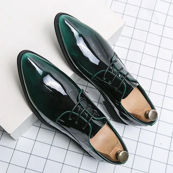 Erkekler Ayna Yüz Oxfords Ayakkabı Lüks Tasarımcı Resmi ayakkabı Patent deri Sivri Ayakkabı Dantel-Up İş Elbise Yeşil Mokasen