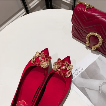 Metal Dekorasyon Sivri Burun Kırmızı Düğün Gelinlik Ayakkabı düz ayakkabı Kadın Yeni Düşük Topuk Çin Kırmızı Artı Boyutu Düz Kadın Ayakkabı
