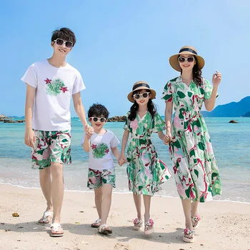 Yaz Plaj Aile Eşleştirme Kıyafetler Anne Kızı çiçekli elbiseler Baba Pamuklu tişört ve Şort Çift Eşleştirme Kıyafet Sahil