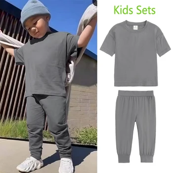 2022 Bahar Çocuk Erkek Giysileri Katı Yarım Kollu T-shirt Yürümeye Başlayan Kıyafetler Setleri Yaz Kazak Moda Rahat Bebek Dış Giyim Takım Elbise